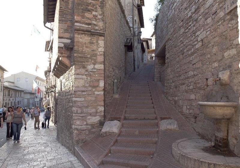 Loggia Dei Maestri Comacini