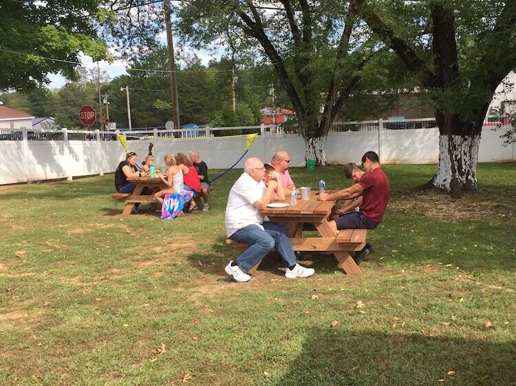 فندق على الطريق Current River Inn