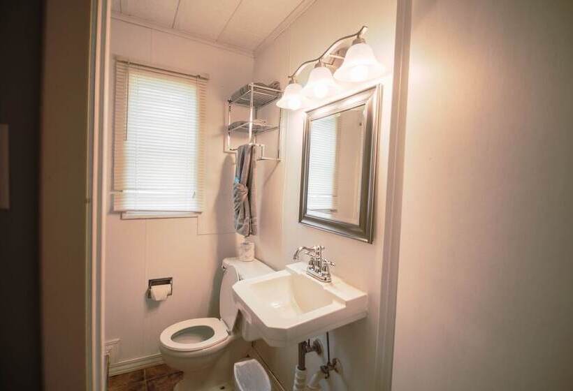 فندق على الطريق Current River Inn