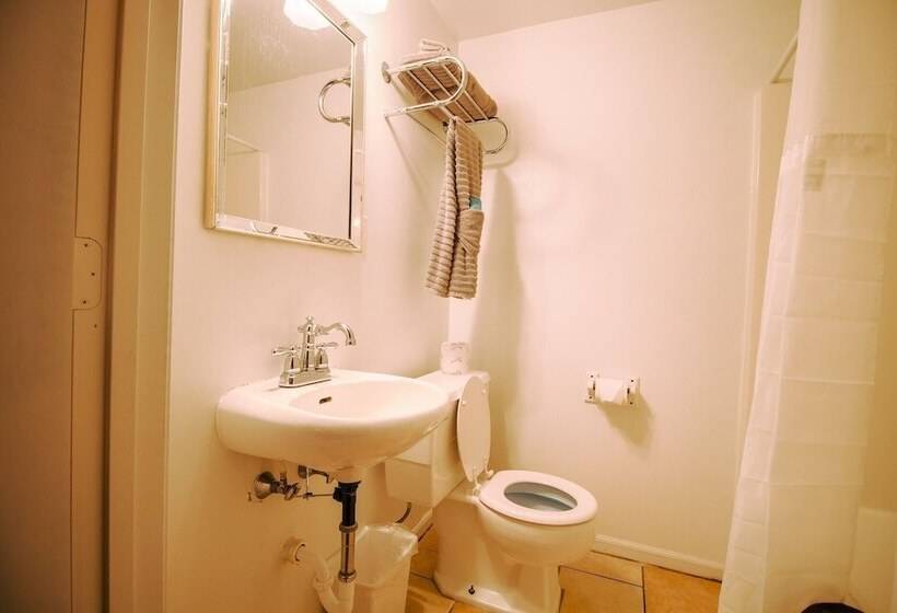 فندق على الطريق Current River Inn