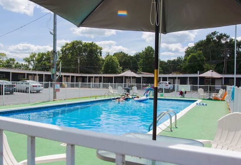 فندق على الطريق Current River Inn