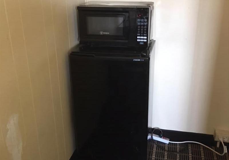 فندق على الطريق Economy Inn