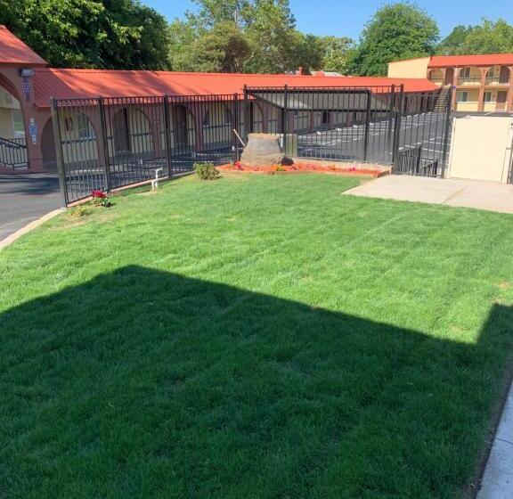 モーテル The Greens Hotel On Stockton