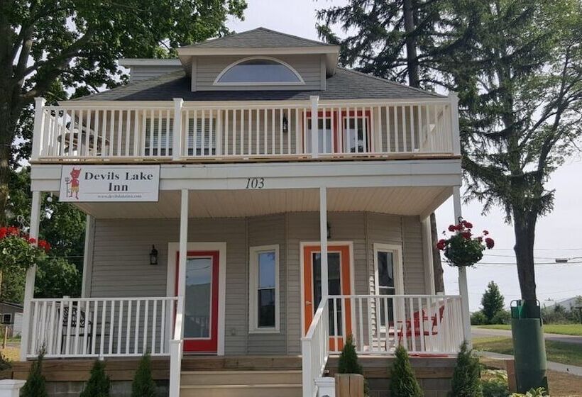 펜션 Devils Lake Inn