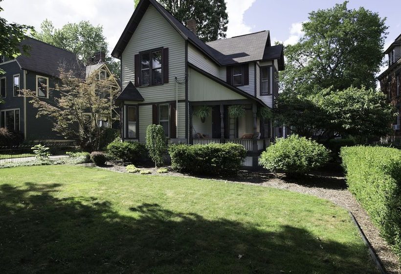 Bed and Breakfast Kara S Kottages @ W. Kalamazoo Ave