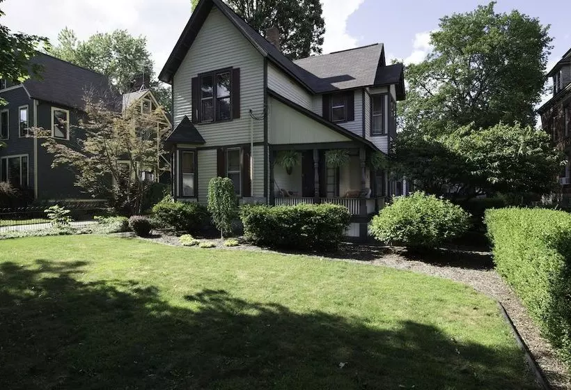 Aamiaismajoitus (B&B) Kara S Kottages @ W. Kalamazoo Ave