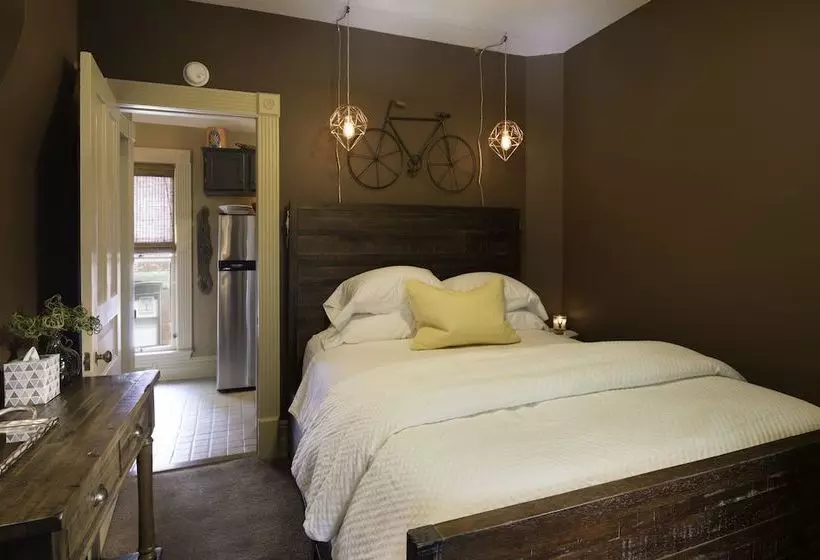 Aamiaismajoitus (B&B) Kara S Kottages @ W. Kalamazoo Ave