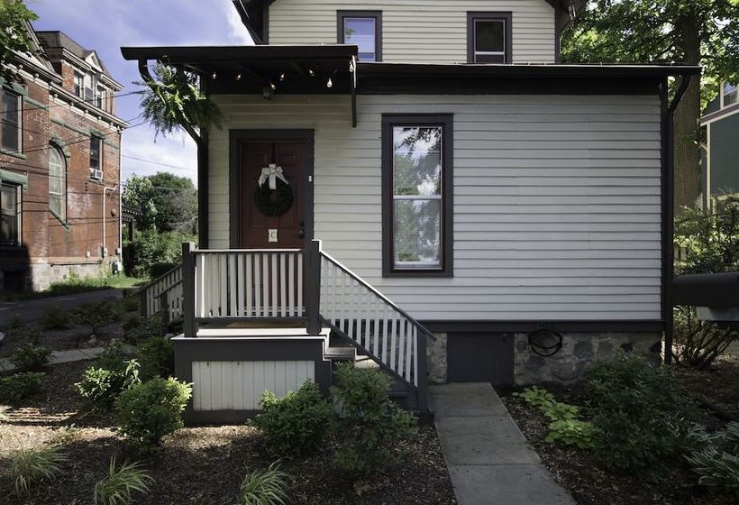 Bed and Breakfast Kara S Kottages @ W. Kalamazoo Ave