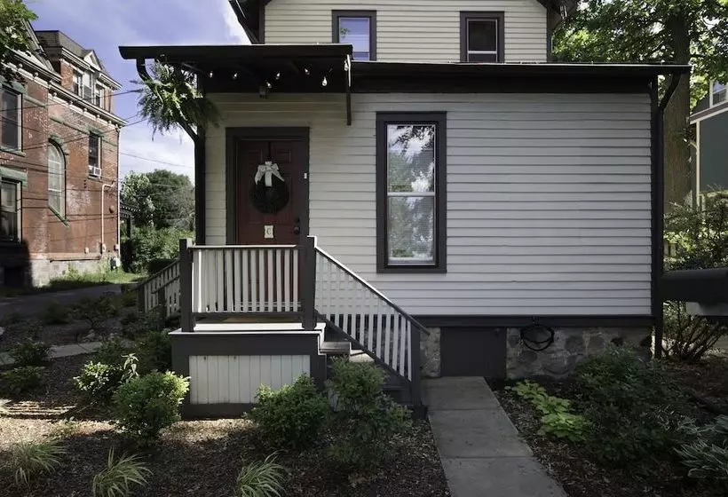 Aamiaismajoitus (B&B) Kara S Kottages @ W. Kalamazoo Ave