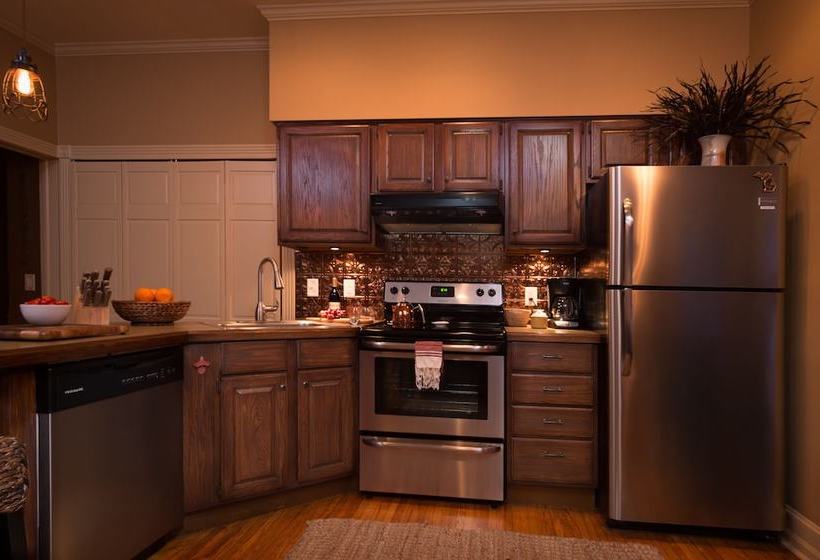 Bed and Breakfast Kara S Kottages @ W. Kalamazoo Ave