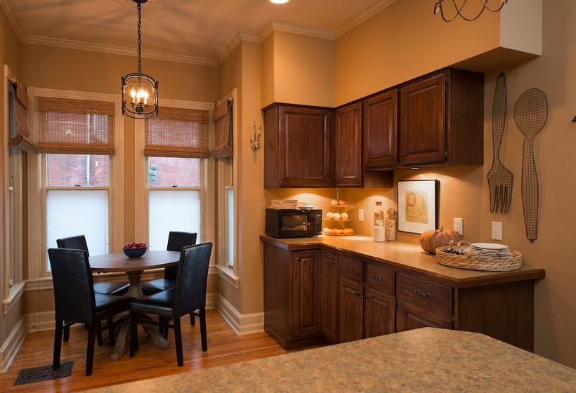 Bed and Breakfast Kara S Kottages @ W. Kalamazoo Ave