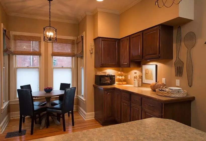 Aamiaismajoitus (B&B) Kara S Kottages @ W. Kalamazoo Ave