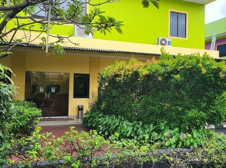 فندق Reddoorz Plus Near Dunia Fantasi Ancol