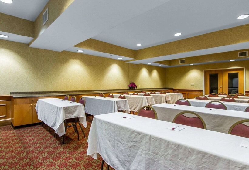 호텔 Comfort Suites Airport