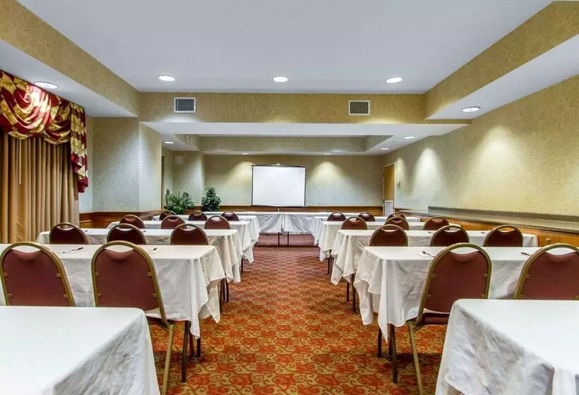 هتل Comfort Suites Airport