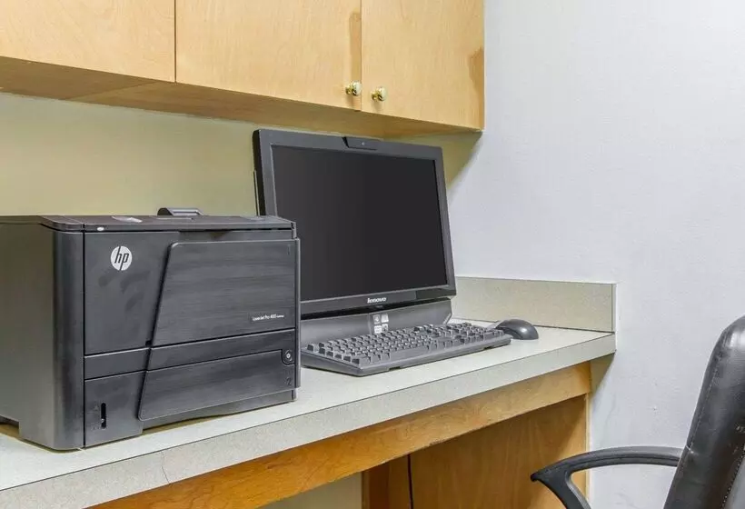 هتل Comfort Suites Airport