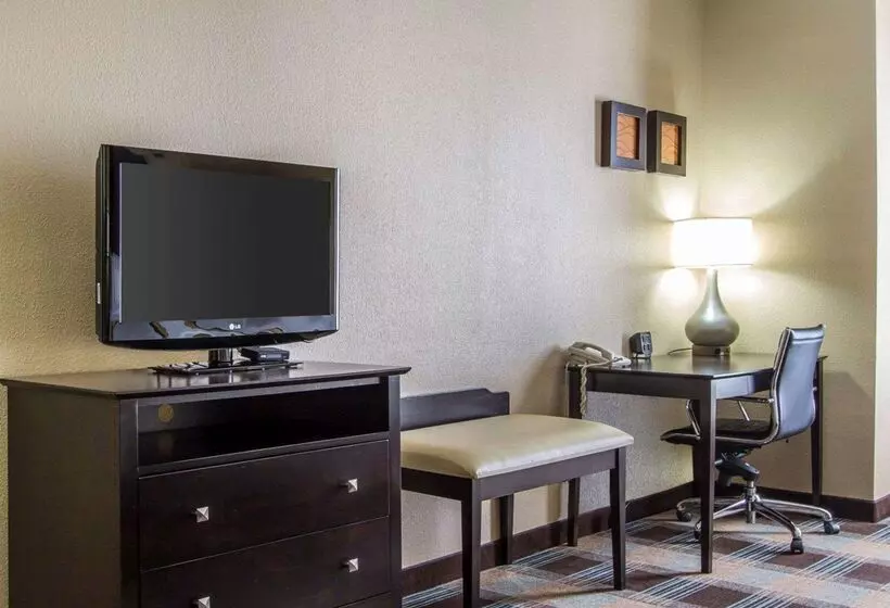 هتل Comfort Suites Airport