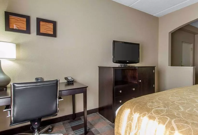 هتل Comfort Suites Airport