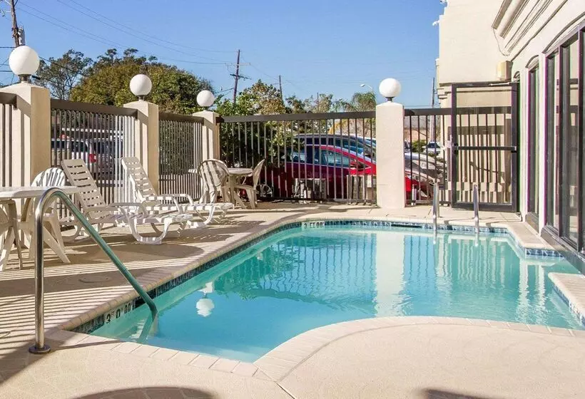 هتل Comfort Suites Airport