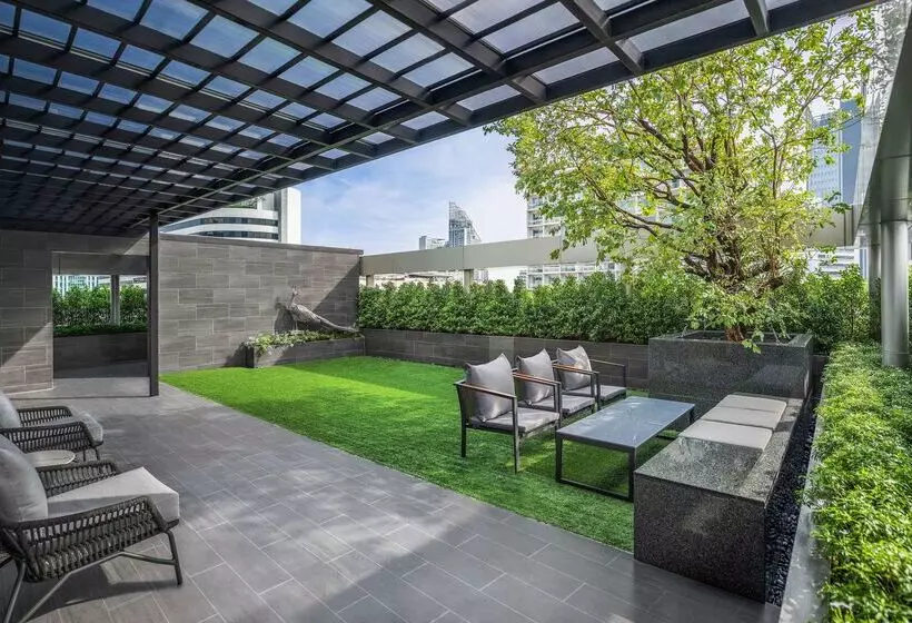 Szálloda Doubletree By Hilton Bangkok Ploenchit