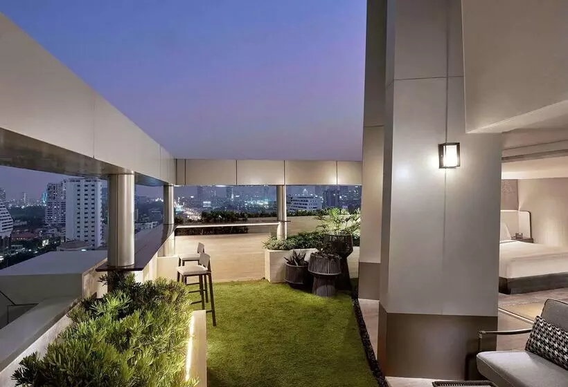 Szálloda Doubletree By Hilton Bangkok Ploenchit