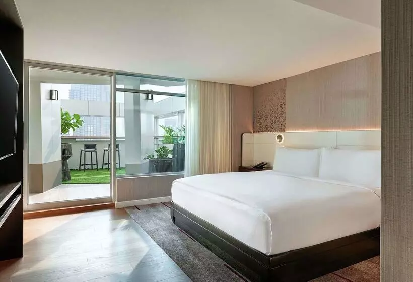 Szálloda Doubletree By Hilton Bangkok Ploenchit