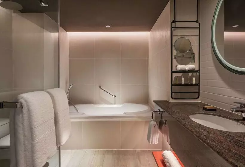 Szálloda Doubletree By Hilton Bangkok Ploenchit