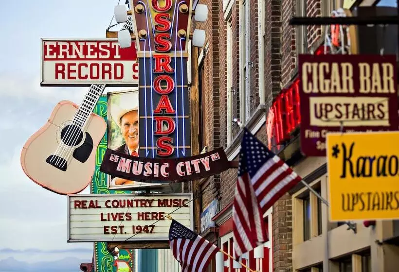 Отель Holiday Inn Express Nashville Downtown Broadway, An Ihg