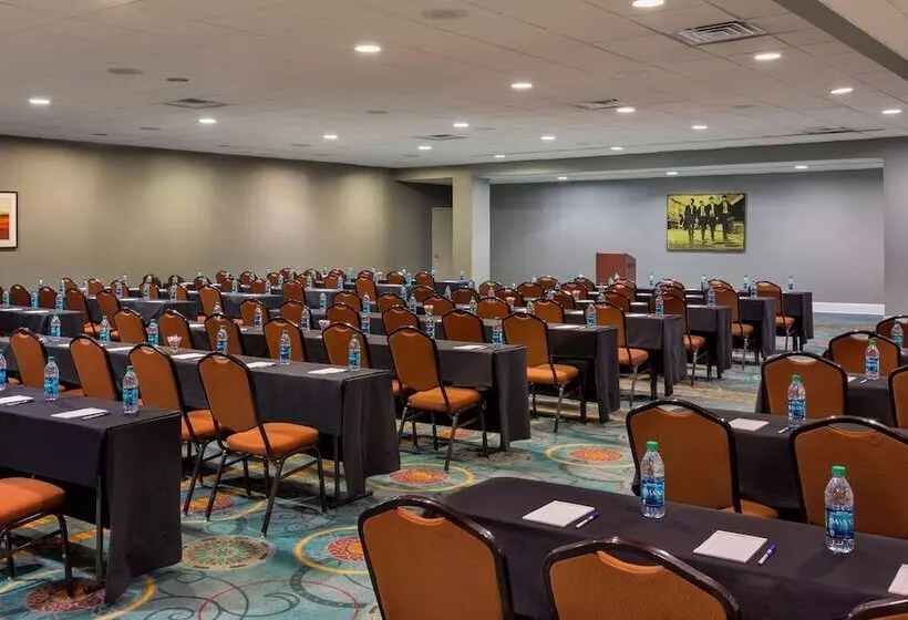 Отель Holiday Inn Express Nashville Downtown Broadway, An Ihg