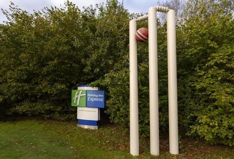 בית מלון כפרי Holiday Inn Express Southampton   M27, J7, An Ihg