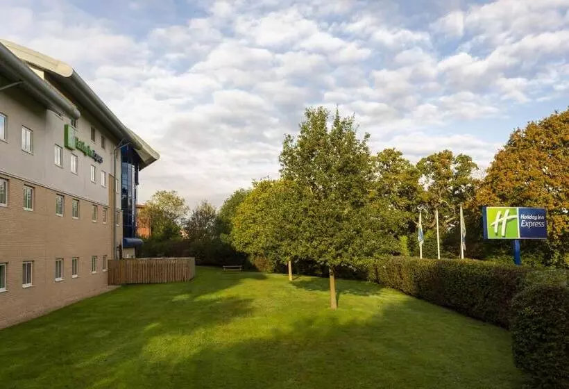 בית מלון כפרי Holiday Inn Express Southampton   M27, J7, An Ihg