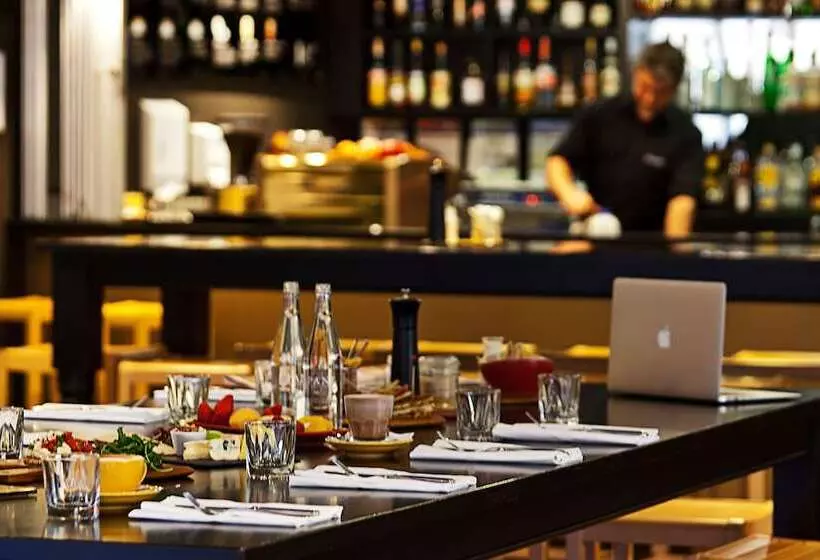 Отель Mantra On Little Bourke