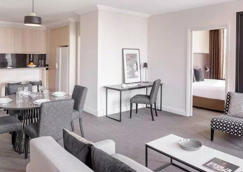 Отель Mantra On Little Bourke