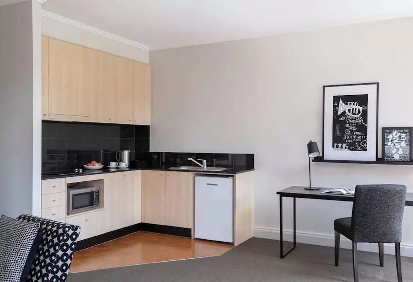 Отель Mantra On Little Bourke