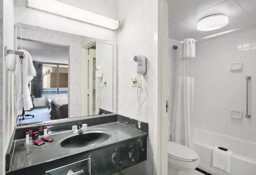 هتل Ramada By Wyndham Roanoke