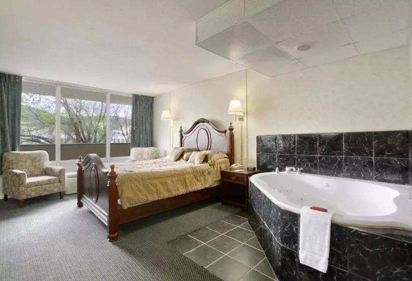 هتل Ramada By Wyndham Roanoke