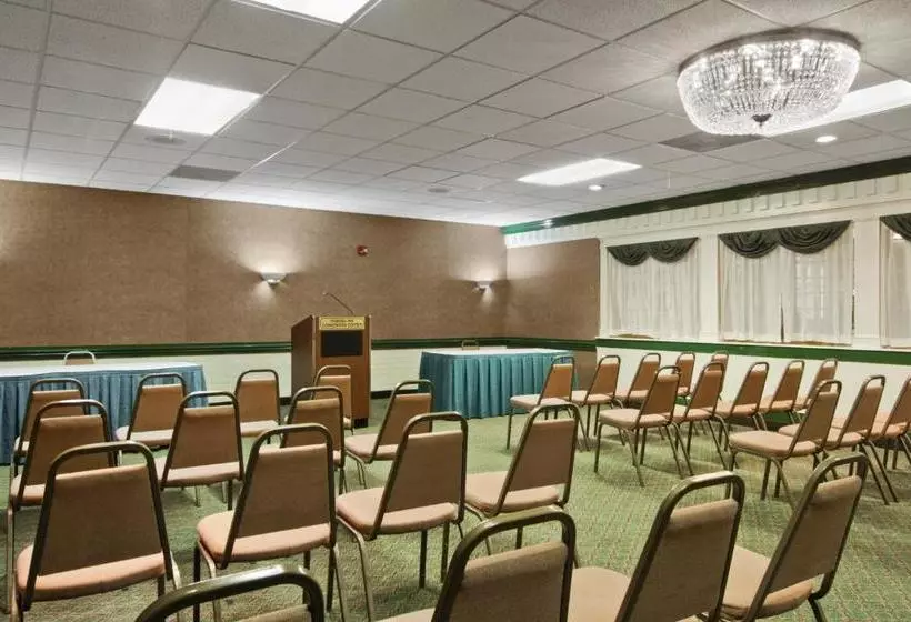 هتل Ramada By Wyndham Roanoke