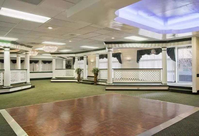 هتل Ramada By Wyndham Roanoke