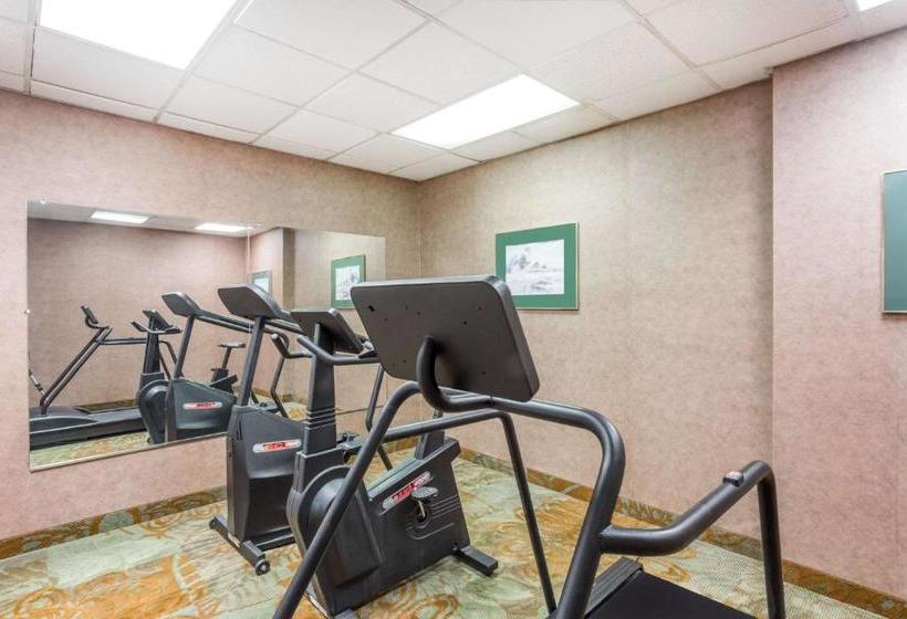 Hotel Ramada By Wyndham Roanoke