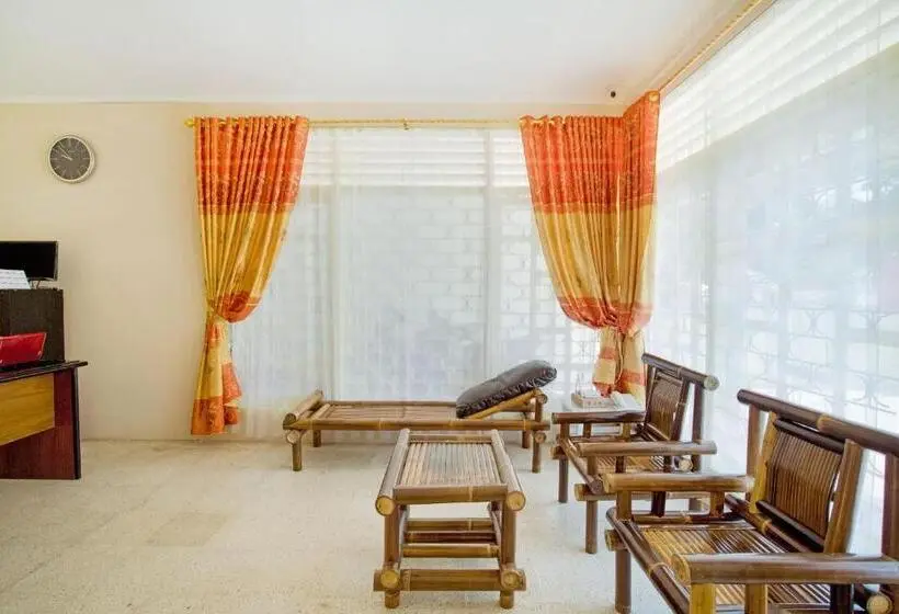 ホテル Oyo 3252 Lansano Residence