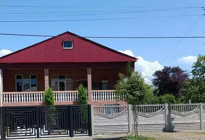 پانسیون Natia Guest House