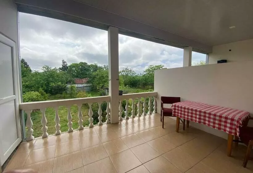پانسیون Natia Guest House
