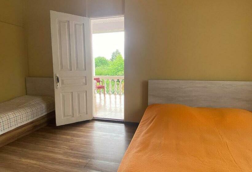 پانسیون Natia Guest House