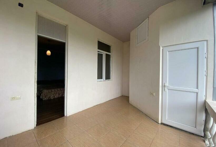 پانسیون Natia Guest House