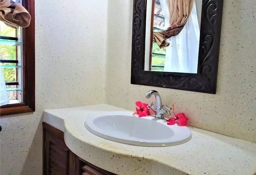 پانسیون Room In B&b   Watamu, Nestled Between Pristine Beaches And Lush Tropical Forest