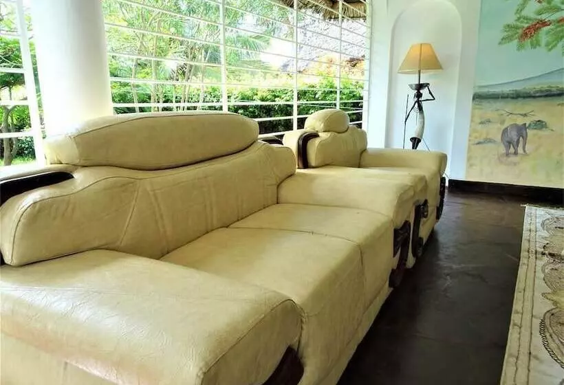 پانسیون Room In B&b   Watamu, Nestled Between Pristine Beaches And Lush Tropical Forest