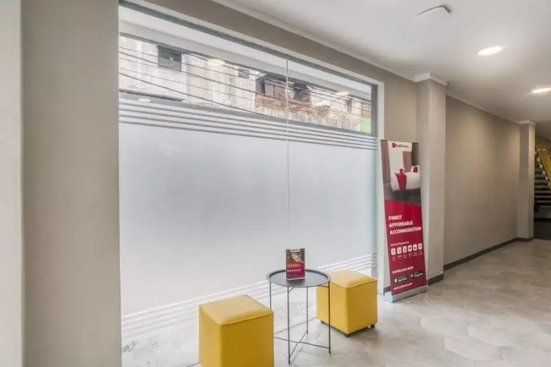 ホテル Reddoorz Plus @ Cideng Timur