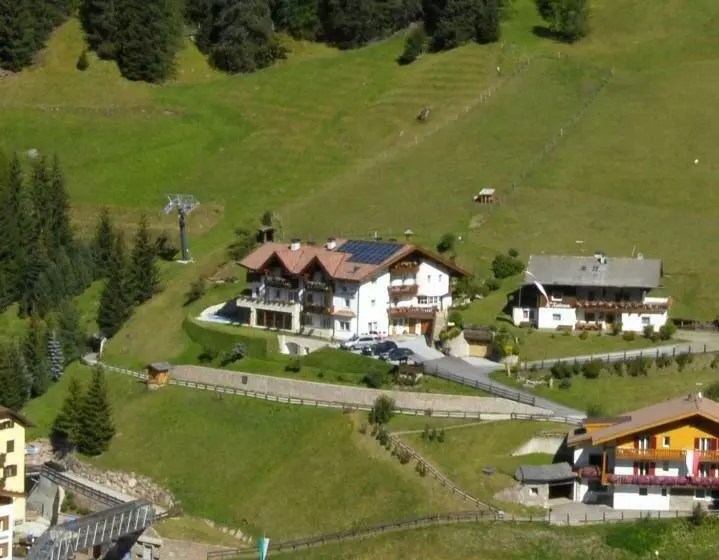 ホテル Garni La Tambra