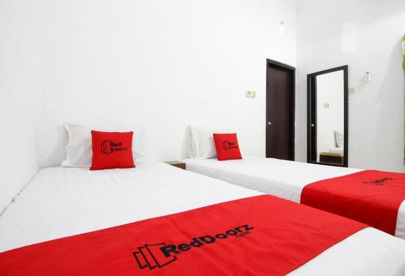 פנסיון Reddoorz Near Adisucipto Airport 3