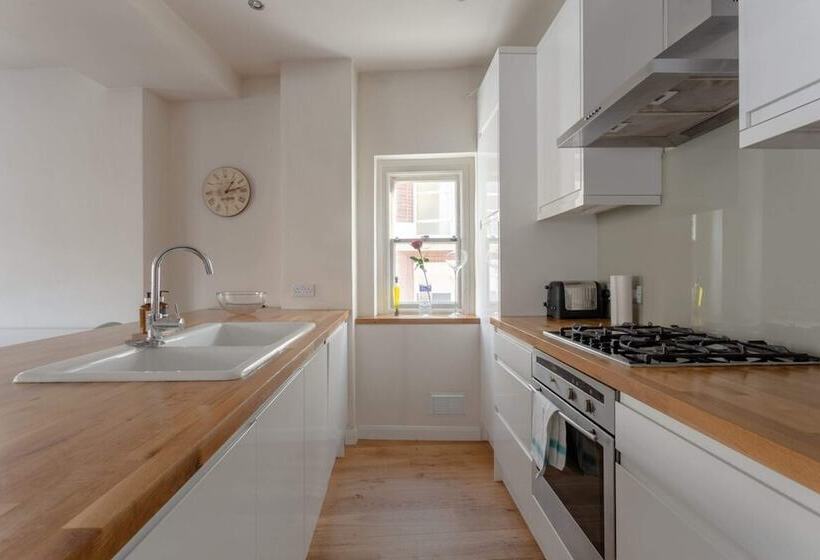 Fantastic 2 Bedroom Apartment In Central London
